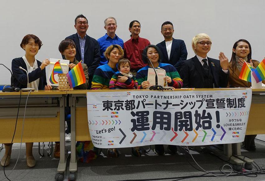 Same-sex couples at Tokyo metropolitan government — Photo by Mari Yamaguchi / AP