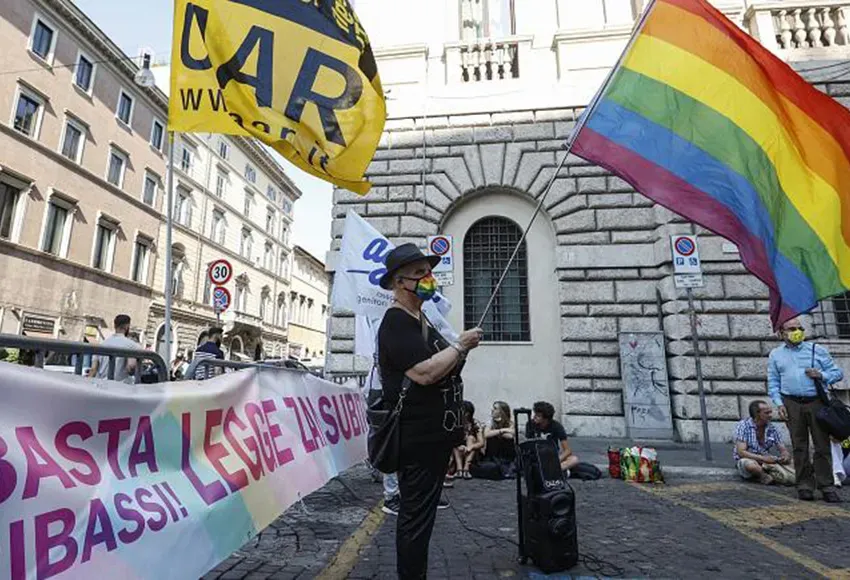 LGBT actvists outside the Italian senate – Photo by Riccardo de Luca / AP