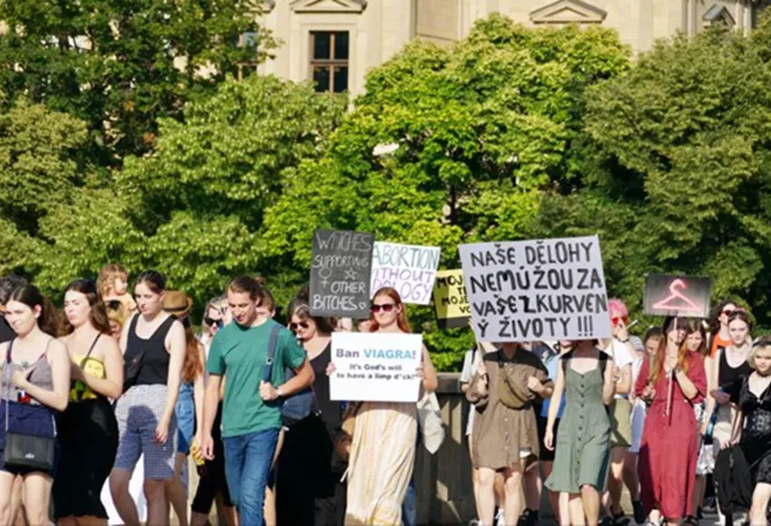 Protesters cross the Mánes Bridge en route to the U.S. Embassy – Photo by Georgia Skerritt