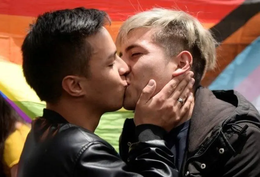 Santiago Maldonado and Jorge Esteban Farias, the couple who were attacked, take part in the kiss-a-thon – Photo courtesy of Reuters