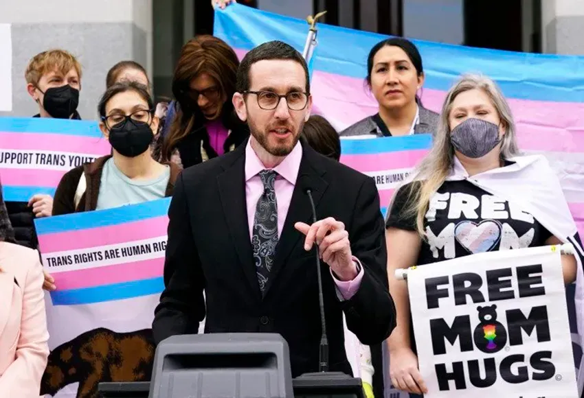 Senator Scott Wiener at a news conference in Sacramento, CA – Photo by Rich Pedroncelli / AP