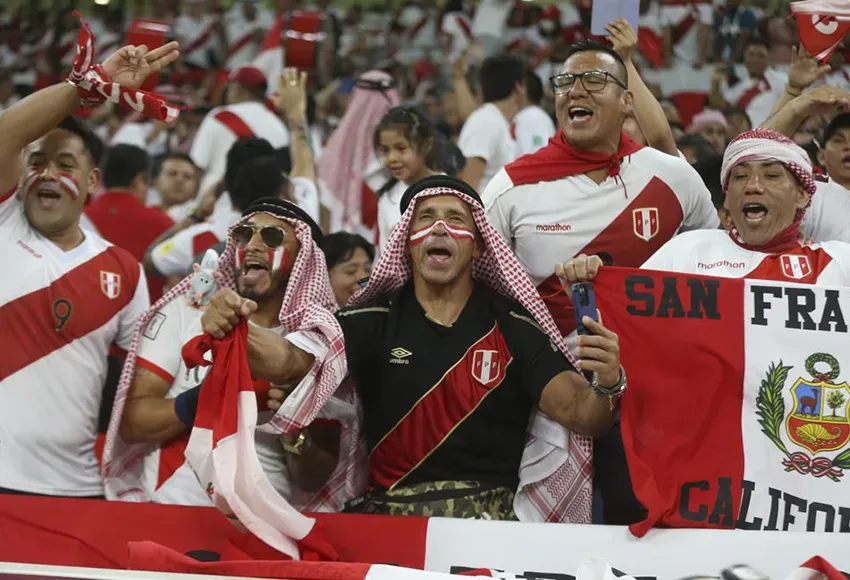 Peruvian fans in Qatar –  Photo by Hussein Sayed / AP