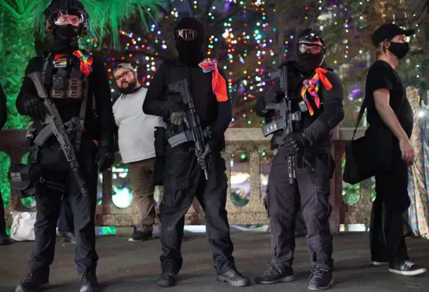 Armed counterprotesters said they came out to defend the rights and safety of the LGBTQ community Tuesday night – Photo by Bria Woods / San Antonio Report