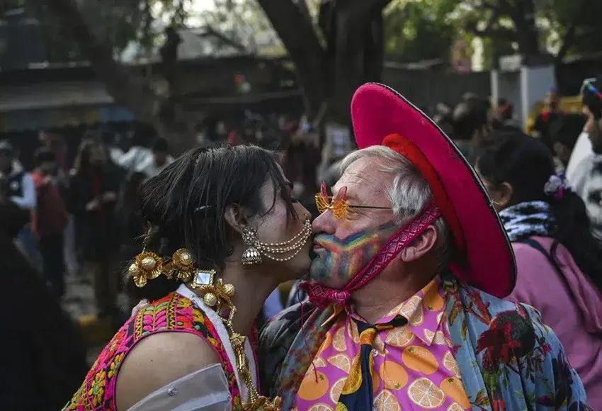 Two marchers kiss in New Dehli – Photo courtesy of AP