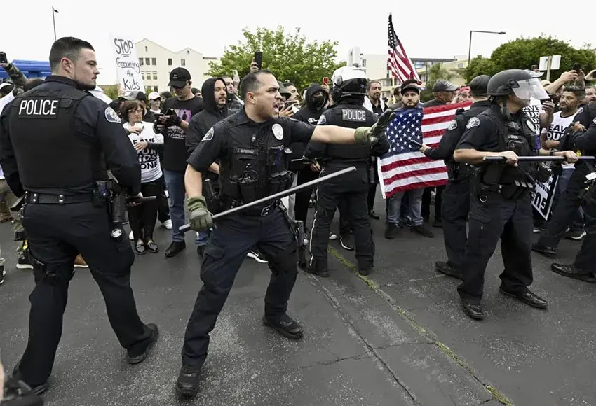 Conservative groups behind police in Glendale, California – Photo by Keith Birmingham / The Orange County Register via AP