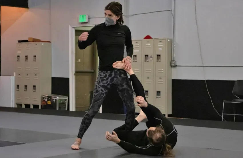 Gwen Roote (L) shows students the basics of Jiu-Jitsu / Orlando Jayare