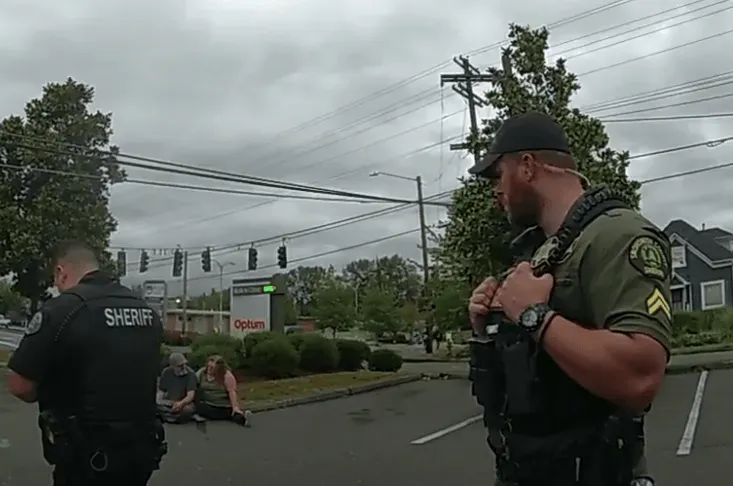Deputies (front) Helbert and girlfriend sitting. / Dep. James Body Cam Footage