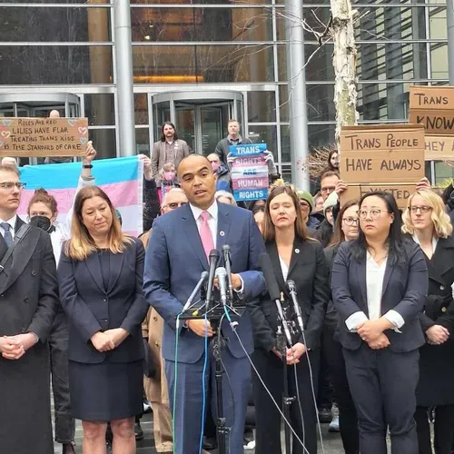 WA Judge Lauren King issues temporary restraining order against Trumps attack on Trans healthcare