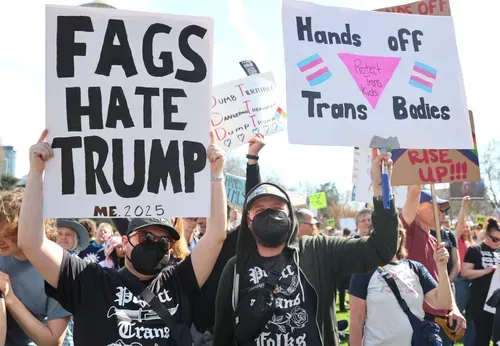 25,000 turn out to Seattle Centers pro-democracy HANDS-OFF protest in light of fascist federal takeover