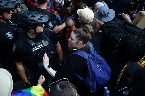 Seattle police allow Christian extremists to provoke Queer protesters, leading to another day of violence and arrests; FBI launches investigation into targeted violence